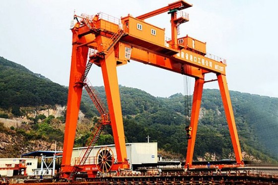 Shipbuilding gantry crane